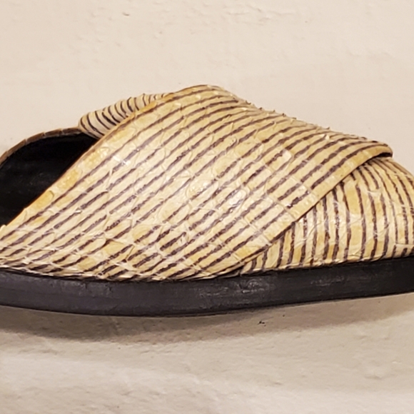 Vince "Ida" Sandals, Gold/Tan/Black, Open Toe, Croc Embossed, Size 8/8.5, EUC - Picture 9 of 15